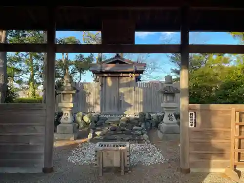日和神社の{uncategorized: "未分類", other: "その他", undefined: "問題あり", building: "その他建物", grave: "お墓", sacred_gate: "鳥居", guardian: "狛犬", statue: "像", buddha: "仏像", history: "歴史", nature: "自然", garden: "庭園", animal: "動物", pagoda: "塔", temizu: "手水舎", mountain_gate: "山門・神門", sanctuary: "本殿・本堂", subordinate: "末社・摂社", art: "芸術", scenery: "景色", jizo: "地蔵", ema: "絵馬", goshuin: "御朱印", omikuji: "おみくじ", items: "授与品その他", amulet: "お守り", goshuincho: "御朱印帳", eats: "食事", festival: "お祭り", votive_dance: "神楽", shichigosan: "七五三参", wedding: "結婚式", experience: "体験その他", initially: "初詣", around: "周辺", anti_infection: "感染症対策"}