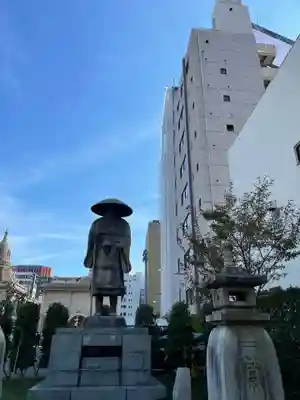 築地本願寺(本願寺築地別院)の像