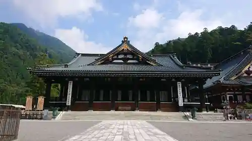 久遠寺の本殿・本堂