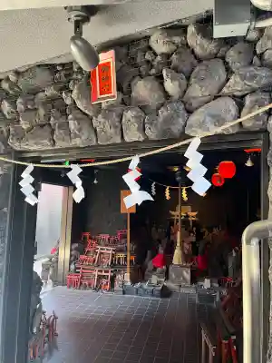 東京羽田 穴守稲荷神社の{uncategorized: "未分類", other: "その他", undefined: "問題あり", building: "その他建物", grave: "お墓", sacred_gate: "鳥居", guardian: "狛犬", statue: "像", buddha: "仏像", history: "歴史", nature: "自然", garden: "庭園", animal: "動物", pagoda: "塔", temizu: "手水舎", mountain_gate: "山門・神門", sanctuary: "本殿・本堂", subordinate: "末社・摂社", art: "芸術", scenery: "景色", jizo: "地蔵", ema: "絵馬", goshuin: "御朱印", omikuji: "おみくじ", items: "授与品その他", amulet: "お守り", goshuincho: "御朱印帳", eats: "食事", festival: "お祭り", votive_dance: "神楽", shichigosan: "七五三参", wedding: "結婚式", experience: "体験その他", initially: "初詣", around: "周辺", anti_infection: "感染症対策"}