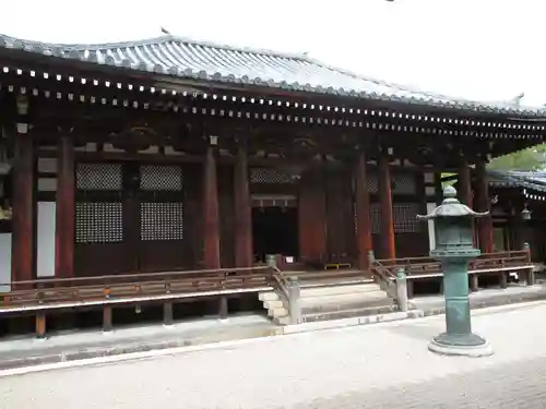 日野誕生院の本殿・本堂