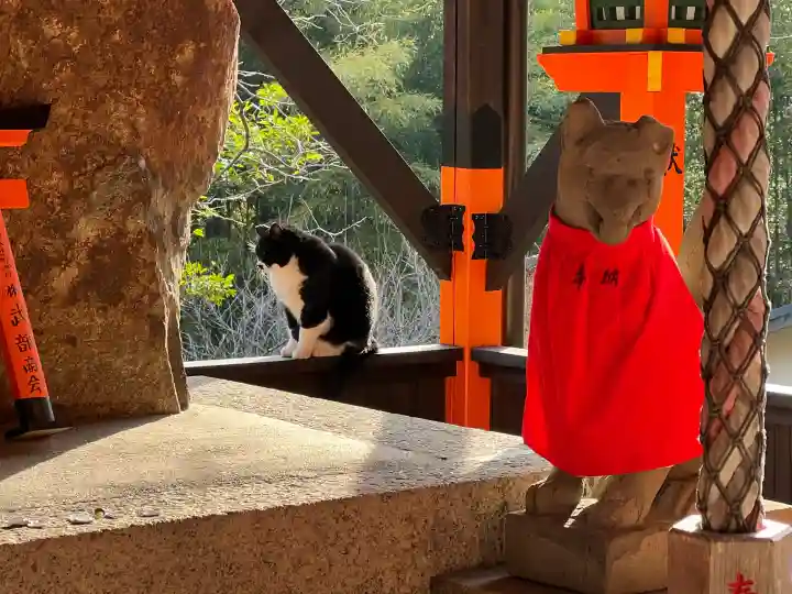 伏見稲荷大社の{uncategorized: "未分類", other: "その他", undefined: "問題あり", building: "その他建物", grave: "お墓", sacred_gate: "鳥居", guardian: "狛犬", statue: "像", buddha: "仏像", history: "歴史", nature: "自然", garden: "庭園", animal: "動物", pagoda: "塔", temizu: "手水舎", mountain_gate: "山門・神門", sanctuary: "本殿・本堂", subordinate: "末社・摂社", art: "芸術", scenery: "景色", jizo: "地蔵", ema: "絵馬", goshuin: "御朱印", omikuji: "おみくじ", items: "授与品その他", amulet: "お守り", goshuincho: "御朱印帳", eats: "食事", festival: "お祭り", votive_dance: "神楽", shichigosan: "七五三参", wedding: "結婚式", experience: "体験その他", initially: "初詣", around: "周辺", anti_infection: "感染症対策"}