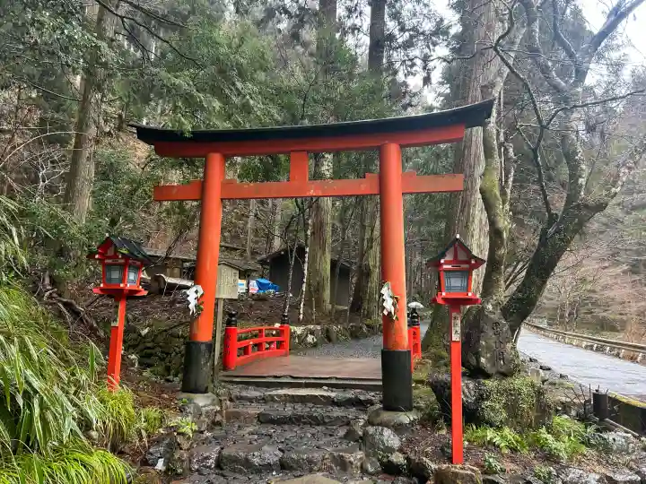 貴船神社奥宮の{uncategorized: "未分類", other: "その他", undefined: "問題あり", building: "その他建物", grave: "お墓", sacred_gate: "鳥居", guardian: "狛犬", statue: "像", buddha: "仏像", history: "歴史", nature: "自然", garden: "庭園", animal: "動物", pagoda: "塔", temizu: "手水舎", mountain_gate: "山門・神門", sanctuary: "本殿・本堂", subordinate: "末社・摂社", art: "芸術", scenery: "景色", jizo: "地蔵", ema: "絵馬", goshuin: "御朱印", omikuji: "おみくじ", items: "授与品その他", amulet: "お守り", goshuincho: "御朱印帳", eats: "食事", festival: "お祭り", votive_dance: "神楽", shichigosan: "七五三参", wedding: "結婚式", experience: "体験その他", initially: "初詣", around: "周辺", anti_infection: "感染症対策"}
