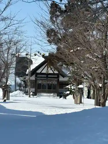 新篠津神社の{uncategorized: "未分類", other: "その他", undefined: "問題あり", building: "その他建物", grave: "お墓", sacred_gate: "鳥居", guardian: "狛犬", statue: "像", buddha: "仏像", history: "歴史", nature: "自然", garden: "庭園", animal: "動物", pagoda: "塔", temizu: "手水舎", mountain_gate: "山門・神門", sanctuary: "本殿・本堂", subordinate: "末社・摂社", art: "芸術", scenery: "景色", jizo: "地蔵", ema: "絵馬", goshuin: "御朱印", omikuji: "おみくじ", items: "授与品その他", amulet: "お守り", goshuincho: "御朱印帳", eats: "食事", festival: "お祭り", votive_dance: "神楽", shichigosan: "七五三参", wedding: "結婚式", experience: "体験その他", initially: "初詣", around: "周辺", anti_infection: "感染症対策"}