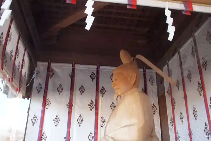 須賀神社の像