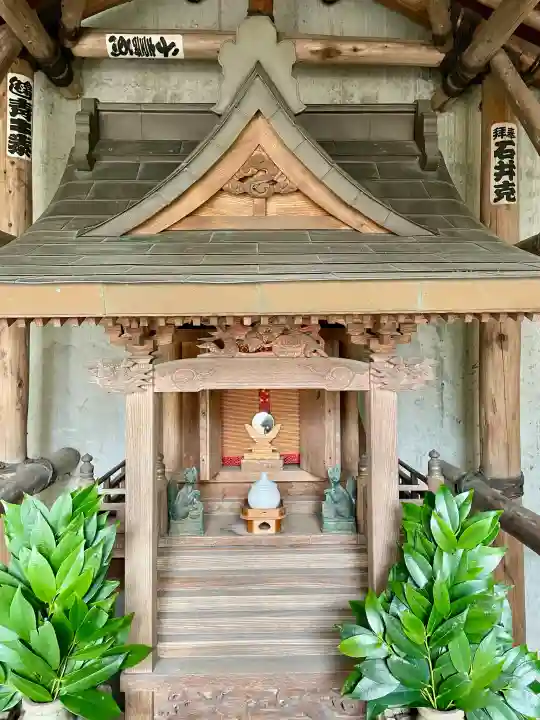 真島稲荷神社の{uncategorized: "未分類", other: "その他", undefined: "問題あり", building: "その他建物", grave: "お墓", sacred_gate: "鳥居", guardian: "狛犬", statue: "像", buddha: "仏像", history: "歴史", nature: "自然", garden: "庭園", animal: "動物", pagoda: "塔", temizu: "手水舎", mountain_gate: "山門・神門", sanctuary: "本殿・本堂", subordinate: "末社・摂社", art: "芸術", scenery: "景色", jizo: "地蔵", ema: "絵馬", goshuin: "御朱印", omikuji: "おみくじ", items: "授与品その他", amulet: "お守り", goshuincho: "御朱印帳", eats: "食事", festival: "お祭り", votive_dance: "神楽", shichigosan: "七五三参", wedding: "結婚式", experience: "体験その他", initially: "初詣", around: "周辺", anti_infection: "感染症対策"}