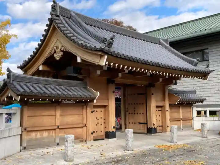 西新井大師総持寺の山門・神門