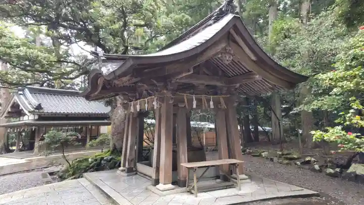 彌彦神社の手水舎