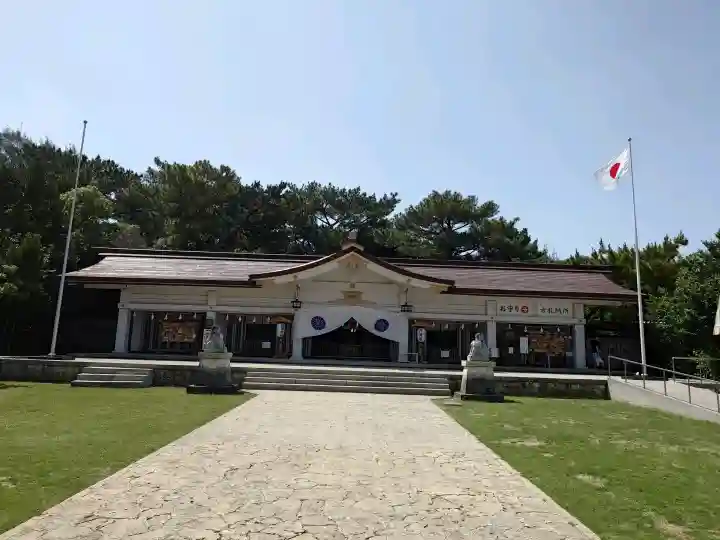 沖縄県護国神社の{uncategorized: "未分類", other: "その他", undefined: "問題あり", building: "その他建物", grave: "お墓", sacred_gate: "鳥居", guardian: "狛犬", statue: "像", buddha: "仏像", history: "歴史", nature: "自然", garden: "庭園", animal: "動物", pagoda: "塔", temizu: "手水舎", mountain_gate: "山門・神門", sanctuary: "本殿・本堂", subordinate: "末社・摂社", art: "芸術", scenery: "景色", jizo: "地蔵", ema: "絵馬", goshuin: "御朱印", omikuji: "おみくじ", items: "授与品その他", amulet: "お守り", goshuincho: "御朱印帳", eats: "食事", festival: "お祭り", votive_dance: "神楽", shichigosan: "七五三参", wedding: "結婚式", experience: "体験その他", initially: "初詣", around: "周辺", anti_infection: "感染症対策"}