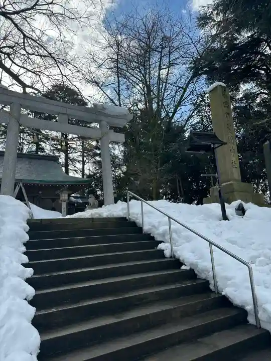 高岡市護国神社の{uncategorized: "未分類", other: "その他", undefined: "問題あり", building: "その他建物", grave: "お墓", sacred_gate: "鳥居", guardian: "狛犬", statue: "像", buddha: "仏像", history: "歴史", nature: "自然", garden: "庭園", animal: "動物", pagoda: "塔", temizu: "手水舎", mountain_gate: "山門・神門", sanctuary: "本殿・本堂", subordinate: "末社・摂社", art: "芸術", scenery: "景色", jizo: "地蔵", ema: "絵馬", goshuin: "御朱印", omikuji: "おみくじ", items: "授与品その他", amulet: "お守り", goshuincho: "御朱印帳", eats: "食事", festival: "お祭り", votive_dance: "神楽", shichigosan: "七五三参", wedding: "結婚式", experience: "体験その他", initially: "初詣", around: "周辺", anti_infection: "感染症対策"}