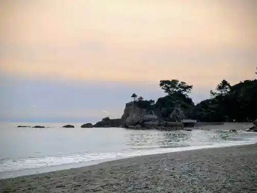 海津見神社（桂浜龍王宮）の{uncategorized: "未分類", other: "その他", undefined: "問題あり", building: "その他建物", grave: "お墓", sacred_gate: "鳥居", guardian: "狛犬", statue: "像", buddha: "仏像", history: "歴史", nature: "自然", garden: "庭園", animal: "動物", pagoda: "塔", temizu: "手水舎", mountain_gate: "山門・神門", sanctuary: "本殿・本堂", subordinate: "末社・摂社", art: "芸術", scenery: "景色", jizo: "地蔵", ema: "絵馬", goshuin: "御朱印", omikuji: "おみくじ", items: "授与品その他", amulet: "お守り", goshuincho: "御朱印帳", eats: "食事", festival: "お祭り", votive_dance: "神楽", shichigosan: "七五三参", wedding: "結婚式", experience: "体験その他", initially: "初詣", around: "周辺", anti_infection: "感染症対策"}