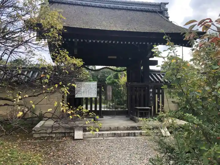 梅宮大社の山門・神門
