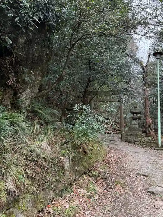 玉野御嶽神社の{uncategorized: "未分類", other: "その他", undefined: "問題あり", building: "その他建物", grave: "お墓", sacred_gate: "鳥居", guardian: "狛犬", statue: "像", buddha: "仏像", history: "歴史", nature: "自然", garden: "庭園", animal: "動物", pagoda: "塔", temizu: "手水舎", mountain_gate: "山門・神門", sanctuary: "本殿・本堂", subordinate: "末社・摂社", art: "芸術", scenery: "景色", jizo: "地蔵", ema: "絵馬", goshuin: "御朱印", omikuji: "おみくじ", items: "授与品その他", amulet: "お守り", goshuincho: "御朱印帳", eats: "食事", festival: "お祭り", votive_dance: "神楽", shichigosan: "七五三参", wedding: "結婚式", experience: "体験その他", initially: "初詣", around: "周辺", anti_infection: "感染症対策"}
