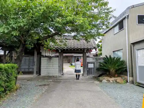 治寶山　浄泉寺の山門