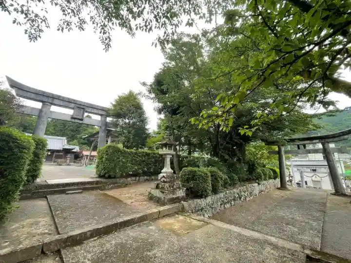 氷川神社の{uncategorized: "未分類", other: "その他", undefined: "問題あり", building: "その他建物", grave: "お墓", sacred_gate: "鳥居", guardian: "狛犬", statue: "像", buddha: "仏像", history: "歴史", nature: "自然", garden: "庭園", animal: "動物", pagoda: "塔", temizu: "手水舎", mountain_gate: "山門・神門", sanctuary: "本殿・本堂", subordinate: "末社・摂社", art: "芸術", scenery: "景色", jizo: "地蔵", ema: "絵馬", goshuin: "御朱印", omikuji: "おみくじ", items: "授与品その他", amulet: "お守り", goshuincho: "御朱印帳", eats: "食事", festival: "お祭り", votive_dance: "神楽", shichigosan: "七五三参", wedding: "結婚式", experience: "体験その他", initially: "初詣", around: "周辺", anti_infection: "感染症対策"}