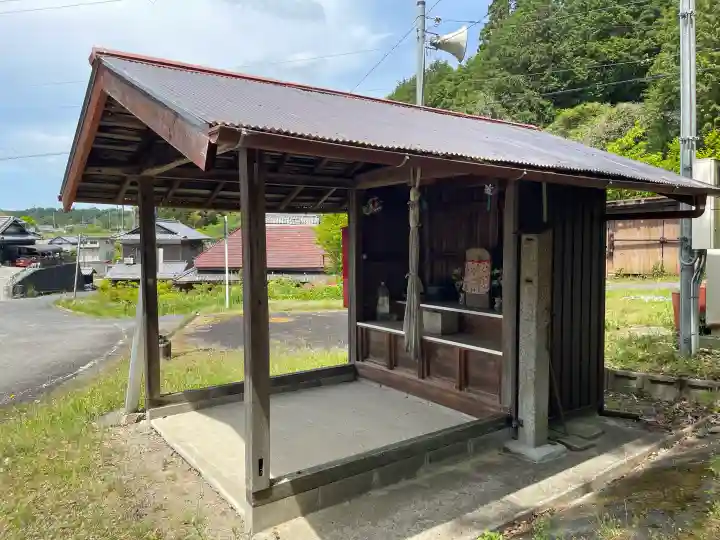 地蔵堂 (稗谷稲荷神社前)の{uncategorized: "未分類", other: "その他", undefined: "問題あり", building: "その他建物", grave: "お墓", sacred_gate: "鳥居", guardian: "狛犬", statue: "像", buddha: "仏像", history: "歴史", nature: "自然", garden: "庭園", animal: "動物", pagoda: "塔", temizu: "手水舎", mountain_gate: "山門・神門", sanctuary: "本殿・本堂", subordinate: "末社・摂社", art: "芸術", scenery: "景色", jizo: "地蔵", ema: "絵馬", goshuin: "御朱印", omikuji: "おみくじ", items: "授与品その他", amulet: "お守り", goshuincho: "御朱印帳", eats: "食事", festival: "お祭り", votive_dance: "神楽", shichigosan: "七五三参", wedding: "結婚式", experience: "体験その他", initially: "初詣", around: "周辺", anti_infection: "感染症対策"}