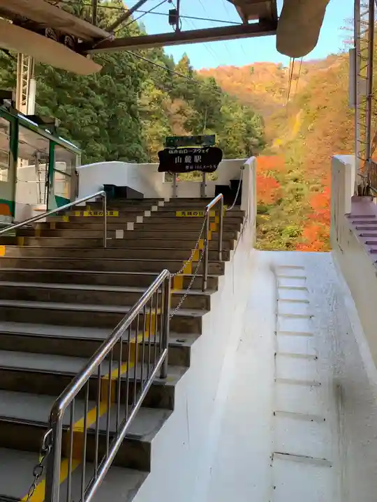 彌彦神社奥宮(御神廟)の周辺