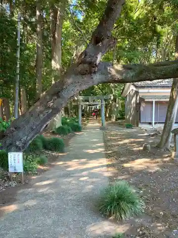 香取神社の{uncategorized: "未分類", other: "その他", undefined: "問題あり", building: "その他建物", grave: "お墓", sacred_gate: "鳥居", guardian: "狛犬", statue: "像", buddha: "仏像", history: "歴史", nature: "自然", garden: "庭園", animal: "動物", pagoda: "塔", temizu: "手水舎", mountain_gate: "山門・神門", sanctuary: "本殿・本堂", subordinate: "末社・摂社", art: "芸術", scenery: "景色", jizo: "地蔵", ema: "絵馬", goshuin: "御朱印", omikuji: "おみくじ", items: "授与品その他", amulet: "お守り", goshuincho: "御朱印帳", eats: "食事", festival: "お祭り", votive_dance: "神楽", shichigosan: "七五三参", wedding: "結婚式", experience: "体験その他", initially: "初詣", around: "周辺", anti_infection: "感染症対策"}