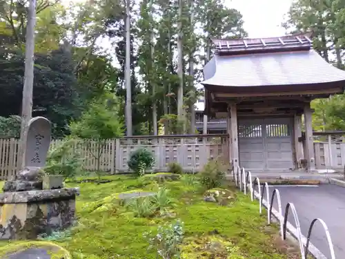 林泉寺の山門