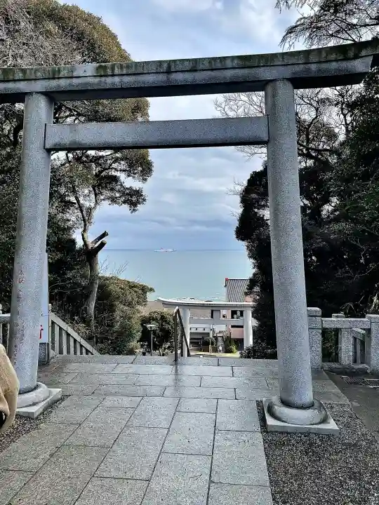 大洗磯前神社の{uncategorized: "未分類", other: "その他", undefined: "問題あり", building: "その他建物", grave: "お墓", sacred_gate: "鳥居", guardian: "狛犬", statue: "像", buddha: "仏像", history: "歴史", nature: "自然", garden: "庭園", animal: "動物", pagoda: "塔", temizu: "手水舎", mountain_gate: "山門・神門", sanctuary: "本殿・本堂", subordinate: "末社・摂社", art: "芸術", scenery: "景色", jizo: "地蔵", ema: "絵馬", goshuin: "御朱印", omikuji: "おみくじ", items: "授与品その他", amulet: "お守り", goshuincho: "御朱印帳", eats: "食事", festival: "お祭り", votive_dance: "神楽", shichigosan: "七五三参", wedding: "結婚式", experience: "体験その他", initially: "初詣", around: "周辺", anti_infection: "感染症対策"}