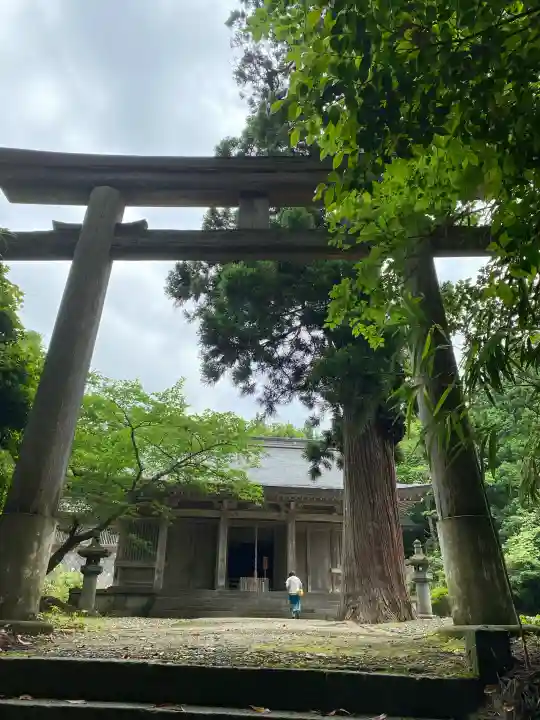 鳥海山大物忌神社吹浦口ノ宮の{uncategorized: "未分類", other: "その他", undefined: "問題あり", building: "その他建物", grave: "お墓", sacred_gate: "鳥居", guardian: "狛犬", statue: "像", buddha: "仏像", history: "歴史", nature: "自然", garden: "庭園", animal: "動物", pagoda: "塔", temizu: "手水舎", mountain_gate: "山門・神門", sanctuary: "本殿・本堂", subordinate: "末社・摂社", art: "芸術", scenery: "景色", jizo: "地蔵", ema: "絵馬", goshuin: "御朱印", omikuji: "おみくじ", items: "授与品その他", amulet: "お守り", goshuincho: "御朱印帳", eats: "食事", festival: "お祭り", votive_dance: "神楽", shichigosan: "七五三参", wedding: "結婚式", experience: "体験その他", initially: "初詣", around: "周辺", anti_infection: "感染症対策"}