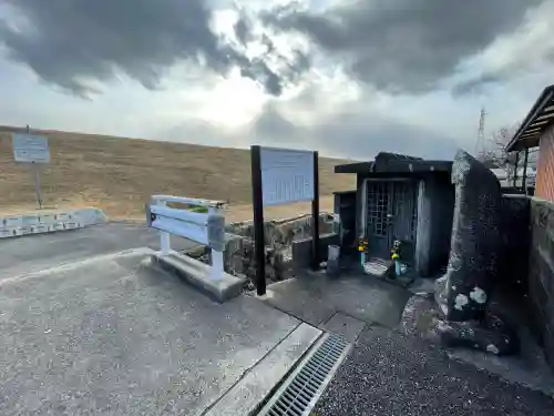 いぼとり地蔵の{uncategorized: "未分類", other: "その他", undefined: "問題あり", building: "その他建物", grave: "お墓", sacred_gate: "鳥居", guardian: "狛犬", statue: "像", buddha: "仏像", history: "歴史", nature: "自然", garden: "庭園", animal: "動物", pagoda: "塔", temizu: "手水舎", mountain_gate: "山門・神門", sanctuary: "本殿・本堂", subordinate: "末社・摂社", art: "芸術", scenery: "景色", jizo: "地蔵", ema: "絵馬", goshuin: "御朱印", omikuji: "おみくじ", items: "授与品その他", amulet: "お守り", goshuincho: "御朱印帳", eats: "食事", festival: "お祭り", votive_dance: "神楽", shichigosan: "七五三参", wedding: "結婚式", experience: "体験その他", initially: "初詣", around: "周辺", anti_infection: "感染症対策"}