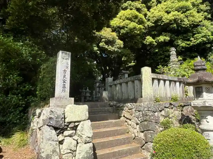 華蔵寺の{uncategorized: "未分類", other: "その他", undefined: "問題あり", building: "その他建物", grave: "お墓", sacred_gate: "鳥居", guardian: "狛犬", statue: "像", buddha: "仏像", history: "歴史", nature: "自然", garden: "庭園", animal: "動物", pagoda: "塔", temizu: "手水舎", mountain_gate: "山門・神門", sanctuary: "本殿・本堂", subordinate: "末社・摂社", art: "芸術", scenery: "景色", jizo: "地蔵", ema: "絵馬", goshuin: "御朱印", omikuji: "おみくじ", items: "授与品その他", amulet: "お守り", goshuincho: "御朱印帳", eats: "食事", festival: "お祭り", votive_dance: "神楽", shichigosan: "七五三参", wedding: "結婚式", experience: "体験その他", initially: "初詣", around: "周辺", anti_infection: "感染症対策"}