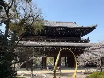 知恩院の{uncategorized: "未分類", other: "その他", undefined: "問題あり", building: "その他建物", grave: "お墓", sacred_gate: "鳥居", guardian: "狛犬", statue: "像", buddha: "仏像", history: "歴史", nature: "自然", garden: "庭園", animal: "動物", pagoda: "塔", temizu: "手水舎", mountain_gate: "山門・神門", sanctuary: "本殿・本堂", subordinate: "末社・摂社", art: "芸術", scenery: "景色", jizo: "地蔵", ema: "絵馬", goshuin: "御朱印", omikuji: "おみくじ", items: "授与品その他", amulet: "お守り", goshuincho: "御朱印帳", eats: "食事", festival: "お祭り", votive_dance: "神楽", shichigosan: "七五三参", wedding: "結婚式", experience: "体験その他", initially: "初詣", around: "周辺", anti_infection: "感染症対策"}