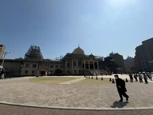築地本願寺（本願寺築地別院）の{uncategorized: "未分類", other: "その他", undefined: "問題あり", building: "その他建物", grave: "お墓", sacred_gate: "鳥居", guardian: "狛犬", statue: "像", buddha: "仏像", history: "歴史", nature: "自然", garden: "庭園", animal: "動物", pagoda: "塔", temizu: "手水舎", mountain_gate: "山門・神門", sanctuary: "本殿・本堂", subordinate: "末社・摂社", art: "芸術", scenery: "景色", jizo: "地蔵", ema: "絵馬", goshuin: "御朱印", omikuji: "おみくじ", items: "授与品その他", amulet: "お守り", goshuincho: "御朱印帳", eats: "食事", festival: "お祭り", votive_dance: "神楽", shichigosan: "七五三参", wedding: "結婚式", experience: "体験その他", initially: "初詣", around: "周辺", anti_infection: "感染症対策"}