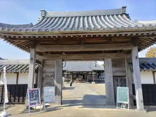 雲龍山 本證寺の山門・神門