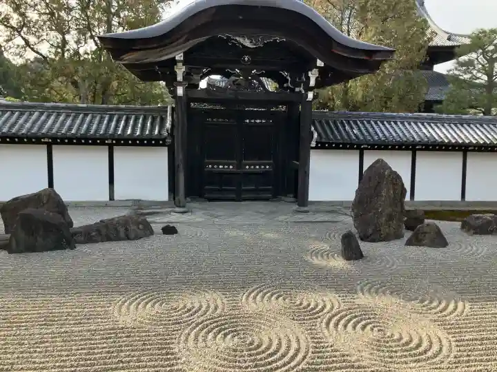 東福禅寺(東福寺)の{uncategorized: "未分類", other: "その他", undefined: "問題あり", building: "その他建物", grave: "お墓", sacred_gate: "鳥居", guardian: "狛犬", statue: "像", buddha: "仏像", history: "歴史", nature: "自然", garden: "庭園", animal: "動物", pagoda: "塔", temizu: "手水舎", mountain_gate: "山門・神門", sanctuary: "本殿・本堂", subordinate: "末社・摂社", art: "芸術", scenery: "景色", jizo: "地蔵", ema: "絵馬", goshuin: "御朱印", omikuji: "おみくじ", items: "授与品その他", amulet: "お守り", goshuincho: "御朱印帳", eats: "食事", festival: "お祭り", votive_dance: "神楽", shichigosan: "七五三参", wedding: "結婚式", experience: "体験その他", initially: "初詣", around: "周辺", anti_infection: "感染症対策"}