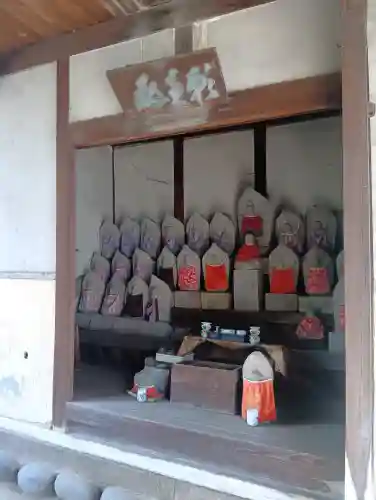 誓願寺の{uncategorized: "未分類", other: "その他", undefined: "問題あり", building: "その他建物", grave: "お墓", sacred_gate: "鳥居", guardian: "狛犬", statue: "像", buddha: "仏像", history: "歴史", nature: "自然", garden: "庭園", animal: "動物", pagoda: "塔", temizu: "手水舎", mountain_gate: "山門・神門", sanctuary: "本殿・本堂", subordinate: "末社・摂社", art: "芸術", scenery: "景色", jizo: "地蔵", ema: "絵馬", goshuin: "御朱印", omikuji: "おみくじ", items: "授与品その他", amulet: "お守り", goshuincho: "御朱印帳", eats: "食事", festival: "お祭り", votive_dance: "神楽", shichigosan: "七五三参", wedding: "結婚式", experience: "体験その他", initially: "初詣", around: "周辺", anti_infection: "感染症対策"}