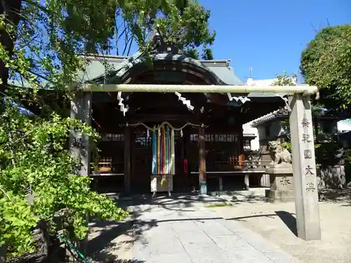 白山神社の本殿