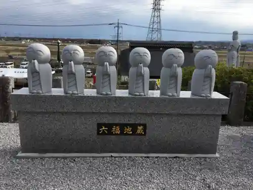 埼玉厄除け開運大師・龍泉寺（切り絵御朱印発祥の寺）の地蔵