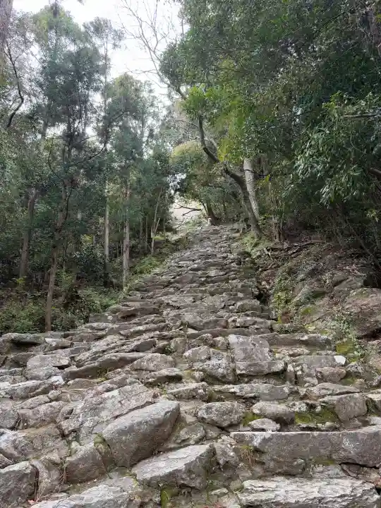 神倉神社(熊野速玉大社摂社)の{uncategorized: "未分類", other: "その他", undefined: "問題あり", building: "その他建物", grave: "お墓", sacred_gate: "鳥居", guardian: "狛犬", statue: "像", buddha: "仏像", history: "歴史", nature: "自然", garden: "庭園", animal: "動物", pagoda: "塔", temizu: "手水舎", mountain_gate: "山門・神門", sanctuary: "本殿・本堂", subordinate: "末社・摂社", art: "芸術", scenery: "景色", jizo: "地蔵", ema: "絵馬", goshuin: "御朱印", omikuji: "おみくじ", items: "授与品その他", amulet: "お守り", goshuincho: "御朱印帳", eats: "食事", festival: "お祭り", votive_dance: "神楽", shichigosan: "七五三参", wedding: "結婚式", experience: "体験その他", initially: "初詣", around: "周辺", anti_infection: "感染症対策"}
