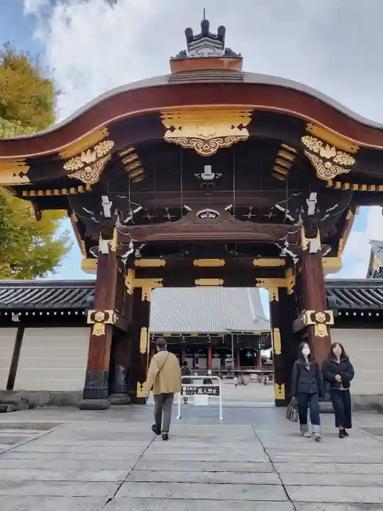 東本願寺(真宗本廟)の{uncategorized: "未分類", other: "その他", undefined: "問題あり", building: "その他建物", grave: "お墓", sacred_gate: "鳥居", guardian: "狛犬", statue: "像", buddha: "仏像", history: "歴史", nature: "自然", garden: "庭園", animal: "動物", pagoda: "塔", temizu: "手水舎", mountain_gate: "山門・神門", sanctuary: "本殿・本堂", subordinate: "末社・摂社", art: "芸術", scenery: "景色", jizo: "地蔵", ema: "絵馬", goshuin: "御朱印", omikuji: "おみくじ", items: "授与品その他", amulet: "お守り", goshuincho: "御朱印帳", eats: "食事", festival: "お祭り", votive_dance: "神楽", shichigosan: "七五三参", wedding: "結婚式", experience: "体験その他", initially: "初詣", around: "周辺", anti_infection: "感染症対策"}