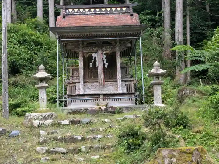 横山神社の{uncategorized: "未分類", other: "その他", undefined: "問題あり", building: "その他建物", grave: "お墓", sacred_gate: "鳥居", guardian: "狛犬", statue: "像", buddha: "仏像", history: "歴史", nature: "自然", garden: "庭園", animal: "動物", pagoda: "塔", temizu: "手水舎", mountain_gate: "山門・神門", sanctuary: "本殿・本堂", subordinate: "末社・摂社", art: "芸術", scenery: "景色", jizo: "地蔵", ema: "絵馬", goshuin: "御朱印", omikuji: "おみくじ", items: "授与品その他", amulet: "お守り", goshuincho: "御朱印帳", eats: "食事", festival: "お祭り", votive_dance: "神楽", shichigosan: "七五三参", wedding: "結婚式", experience: "体験その他", initially: "初詣", around: "周辺", anti_infection: "感染症対策"}