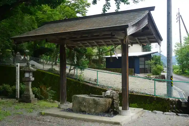 六所神社の手水舎