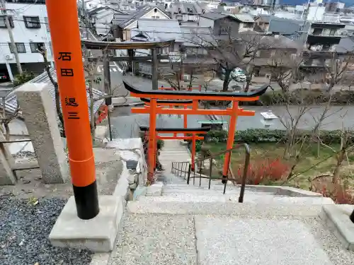 義照稲荷神社・稲荷命婦元宮（建勲神社末社）の{uncategorized: "未分類", other: "その他", undefined: "問題あり", building: "その他建物", grave: "お墓", sacred_gate: "鳥居", guardian: "狛犬", statue: "像", buddha: "仏像", history: "歴史", nature: "自然", garden: "庭園", animal: "動物", pagoda: "塔", temizu: "手水舎", mountain_gate: "山門・神門", sanctuary: "本殿・本堂", subordinate: "末社・摂社", art: "芸術", scenery: "景色", jizo: "地蔵", ema: "絵馬", goshuin: "御朱印", omikuji: "おみくじ", items: "授与品その他", amulet: "お守り", goshuincho: "御朱印帳", eats: "食事", festival: "お祭り", votive_dance: "神楽", shichigosan: "七五三参", wedding: "結婚式", experience: "体験その他", initially: "初詣", around: "周辺", anti_infection: "感染症対策"}