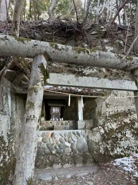 三峯神社の{uncategorized: "未分類", other: "その他", undefined: "問題あり", building: "その他建物", grave: "お墓", sacred_gate: "鳥居", guardian: "狛犬", statue: "像", buddha: "仏像", history: "歴史", nature: "自然", garden: "庭園", animal: "動物", pagoda: "塔", temizu: "手水舎", mountain_gate: "山門・神門", sanctuary: "本殿・本堂", subordinate: "末社・摂社", art: "芸術", scenery: "景色", jizo: "地蔵", ema: "絵馬", goshuin: "御朱印", omikuji: "おみくじ", items: "授与品その他", amulet: "お守り", goshuincho: "御朱印帳", eats: "食事", festival: "お祭り", votive_dance: "神楽", shichigosan: "七五三参", wedding: "結婚式", experience: "体験その他", initially: "初詣", around: "周辺", anti_infection: "感染症対策"}