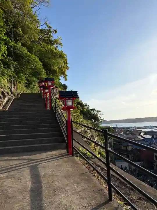 遠見岬神社の{uncategorized: "未分類", other: "その他", undefined: "問題あり", building: "その他建物", grave: "お墓", sacred_gate: "鳥居", guardian: "狛犬", statue: "像", buddha: "仏像", history: "歴史", nature: "自然", garden: "庭園", animal: "動物", pagoda: "塔", temizu: "手水舎", mountain_gate: "山門・神門", sanctuary: "本殿・本堂", subordinate: "末社・摂社", art: "芸術", scenery: "景色", jizo: "地蔵", ema: "絵馬", goshuin: "御朱印", omikuji: "おみくじ", items: "授与品その他", amulet: "お守り", goshuincho: "御朱印帳", eats: "食事", festival: "お祭り", votive_dance: "神楽", shichigosan: "七五三参", wedding: "結婚式", experience: "体験その他", initially: "初詣", around: "周辺", anti_infection: "感染症対策"}