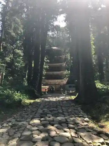 羽黒山五重塔(出羽三山神社)の{uncategorized: "未分類", other: "その他", undefined: "問題あり", building: "その他建物", grave: "お墓", sacred_gate: "鳥居", guardian: "狛犬", statue: "像", buddha: "仏像", history: "歴史", nature: "自然", garden: "庭園", animal: "動物", pagoda: "塔", temizu: "手水舎", mountain_gate: "山門・神門", sanctuary: "本殿・本堂", subordinate: "末社・摂社", art: "芸術", scenery: "景色", jizo: "地蔵", ema: "絵馬", goshuin: "御朱印", omikuji: "おみくじ", items: "授与品その他", amulet: "お守り", goshuincho: "御朱印帳", eats: "食事", festival: "お祭り", votive_dance: "神楽", shichigosan: "七五三参", wedding: "結婚式", experience: "体験その他", initially: "初詣", around: "周辺", anti_infection: "感染症対策"}