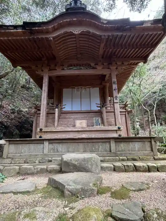 三瀧寺の{uncategorized: "未分類", other: "その他", undefined: "問題あり", building: "その他建物", grave: "お墓", sacred_gate: "鳥居", guardian: "狛犬", statue: "像", buddha: "仏像", history: "歴史", nature: "自然", garden: "庭園", animal: "動物", pagoda: "塔", temizu: "手水舎", mountain_gate: "山門・神門", sanctuary: "本殿・本堂", subordinate: "末社・摂社", art: "芸術", scenery: "景色", jizo: "地蔵", ema: "絵馬", goshuin: "御朱印", omikuji: "おみくじ", items: "授与品その他", amulet: "お守り", goshuincho: "御朱印帳", eats: "食事", festival: "お祭り", votive_dance: "神楽", shichigosan: "七五三参", wedding: "結婚式", experience: "体験その他", initially: "初詣", around: "周辺", anti_infection: "感染症対策"}