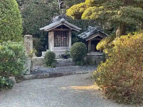 光蓮寺の{uncategorized: "未分類", other: "その他", undefined: "問題あり", building: "その他建物", grave: "お墓", sacred_gate: "鳥居", guardian: "狛犬", statue: "像", buddha: "仏像", history: "歴史", nature: "自然", garden: "庭園", animal: "動物", pagoda: "塔", temizu: "手水舎", mountain_gate: "山門・神門", sanctuary: "本殿・本堂", subordinate: "末社・摂社", art: "芸術", scenery: "景色", jizo: "地蔵", ema: "絵馬", goshuin: "御朱印", omikuji: "おみくじ", items: "授与品その他", amulet: "お守り", goshuincho: "御朱印帳", eats: "食事", festival: "お祭り", votive_dance: "神楽", shichigosan: "七五三参", wedding: "結婚式", experience: "体験その他", initially: "初詣", around: "周辺", anti_infection: "感染症対策"}