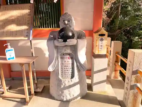 太郎坊宮阿賀神社の像