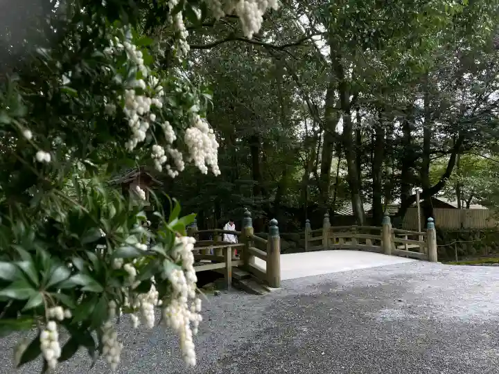 伊勢神宮内宮(皇大神宮)の{uncategorized: "未分類", other: "その他", undefined: "問題あり", building: "その他建物", grave: "お墓", sacred_gate: "鳥居", guardian: "狛犬", statue: "像", buddha: "仏像", history: "歴史", nature: "自然", garden: "庭園", animal: "動物", pagoda: "塔", temizu: "手水舎", mountain_gate: "山門・神門", sanctuary: "本殿・本堂", subordinate: "末社・摂社", art: "芸術", scenery: "景色", jizo: "地蔵", ema: "絵馬", goshuin: "御朱印", omikuji: "おみくじ", items: "授与品その他", amulet: "お守り", goshuincho: "御朱印帳", eats: "食事", festival: "お祭り", votive_dance: "神楽", shichigosan: "七五三参", wedding: "結婚式", experience: "体験その他", initially: "初詣", around: "周辺", anti_infection: "感染症対策"}