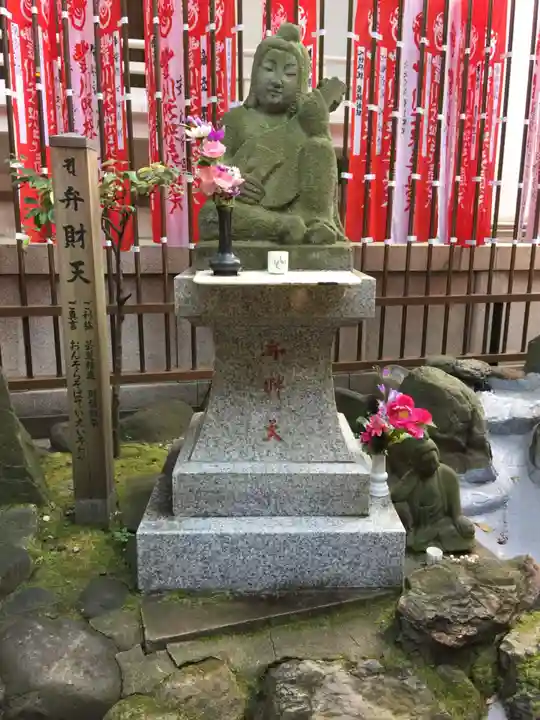 豊川稲荷東京別院の像