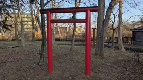 サケ神社（サケの慰霊塔）の鳥居