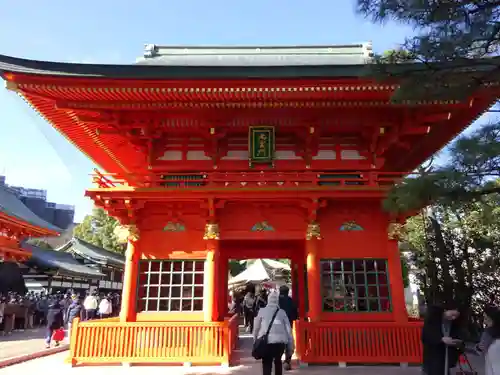 穴八幡宮の山門