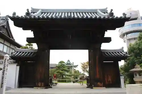 月照寺の山門